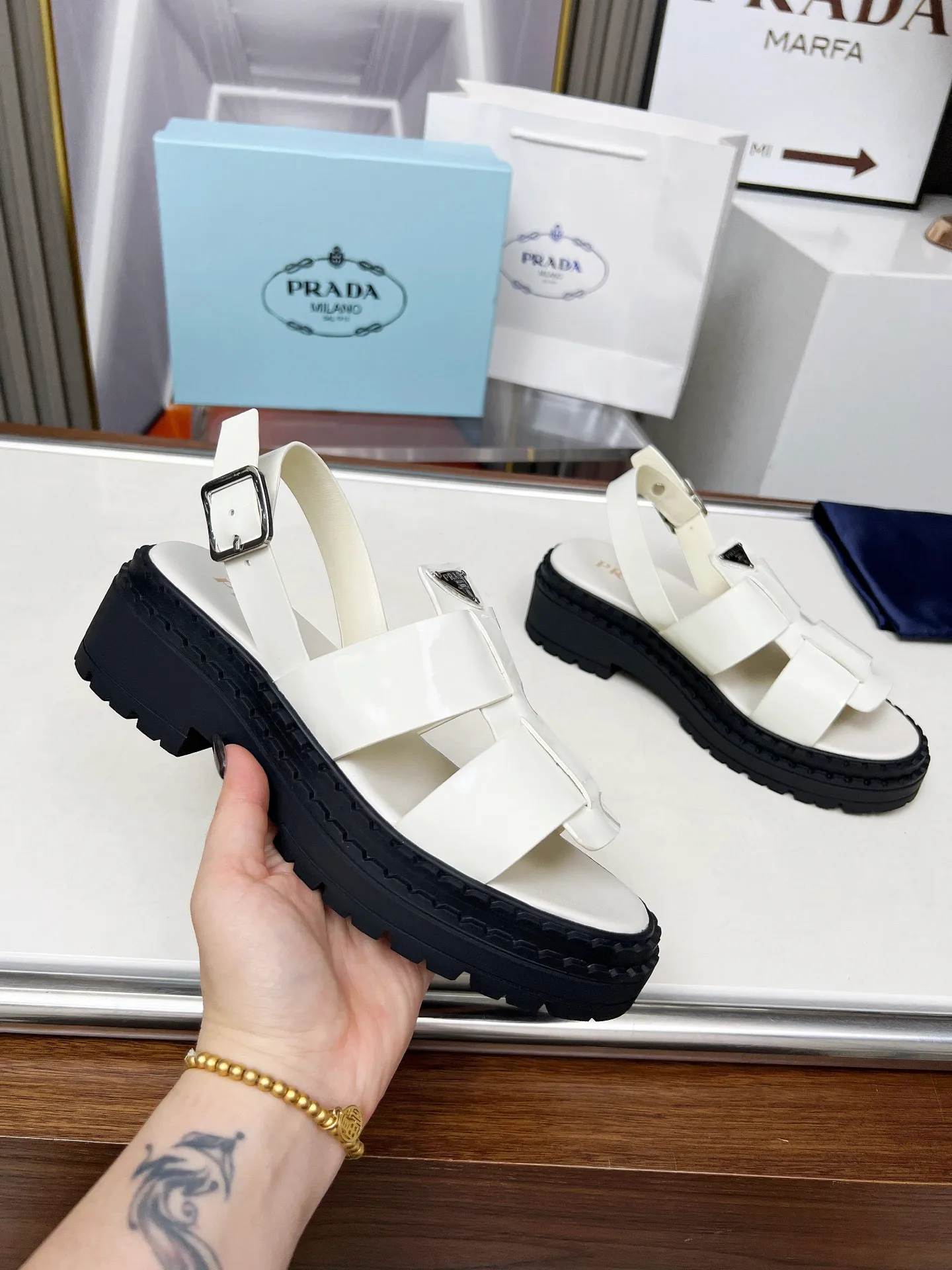 👟👟Ex-factory price 420👟👟 PRADA/Prada 25ss new spring and summer sandals. The simple design is probably the most popular thing about it. It is not the kind that is found on the street. It has its own brand personality. The fabric is made of calfskin and the lining is mixed sheepskin. Heel height: 4.5cm Size: #35-41 (35 41 custom-made is not returnable)